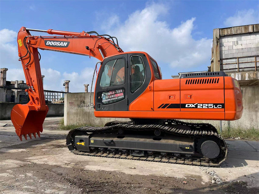 Używany grabarz Doosan DX225 Wykonany w Korei W dobrym stanie Niskie zużycie paliwa