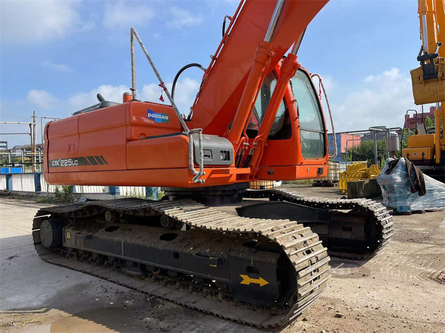 Używany grabarz Doosan DX225 Wykonany w Korei W dobrym stanie Niskie zużycie paliwa