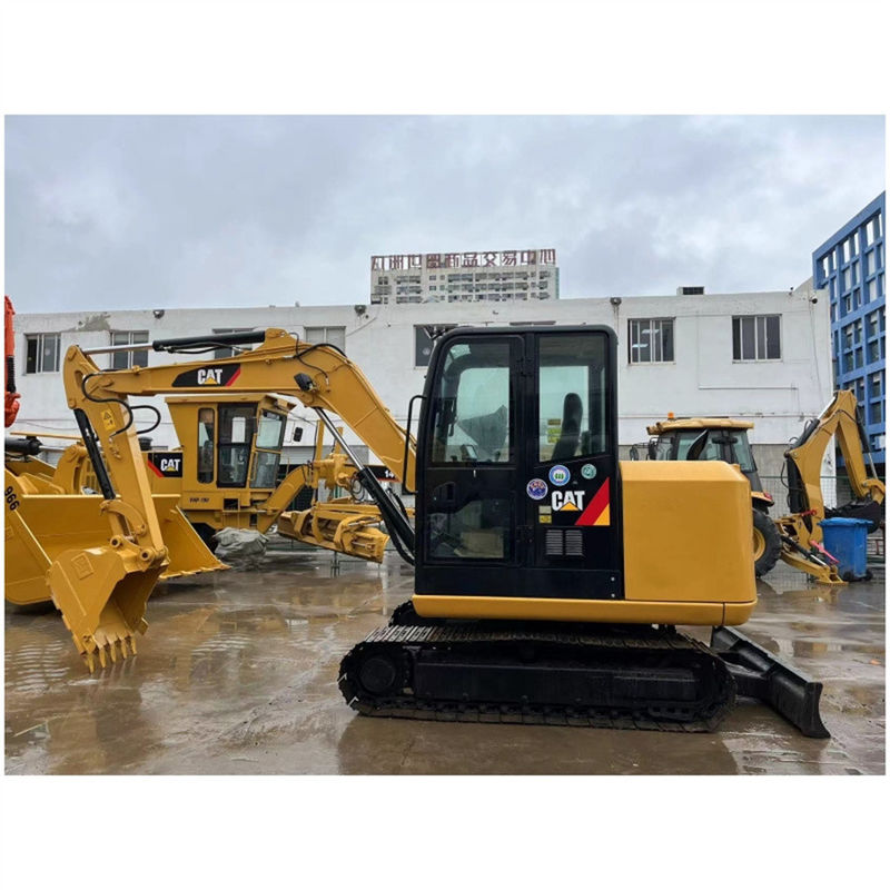 Mały koparz CAT 305.5E2 Używany hydrauliczny koparz o masie 5 ton z ostrzem