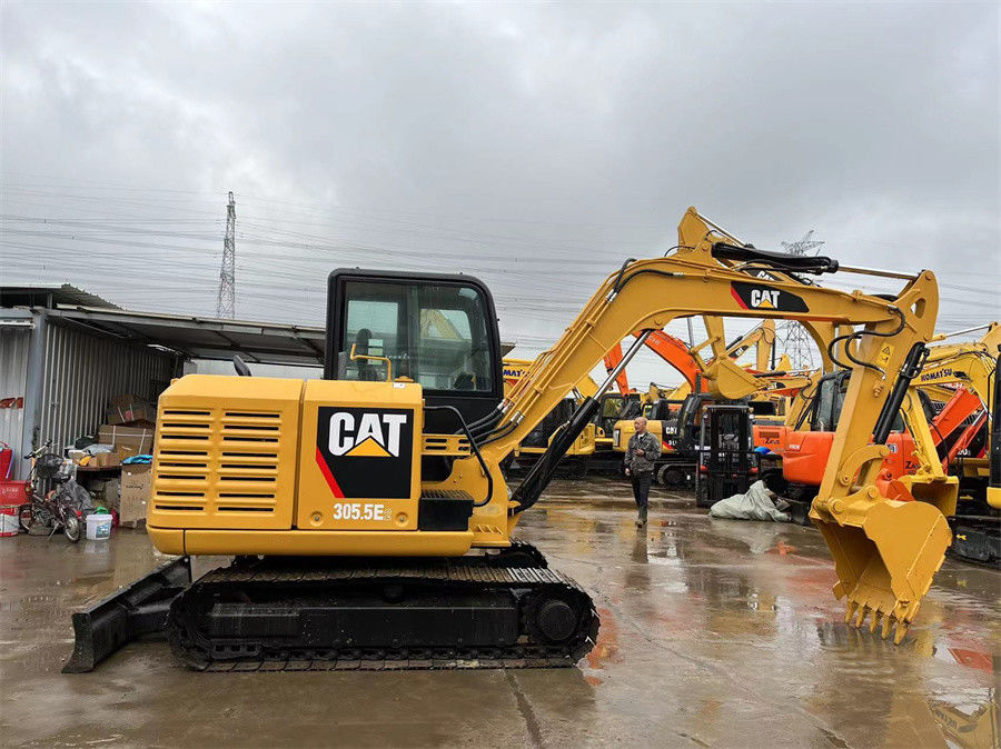 Mały koparz CAT 305.5E2 Używany hydrauliczny koparz o masie 5 ton z ostrzem