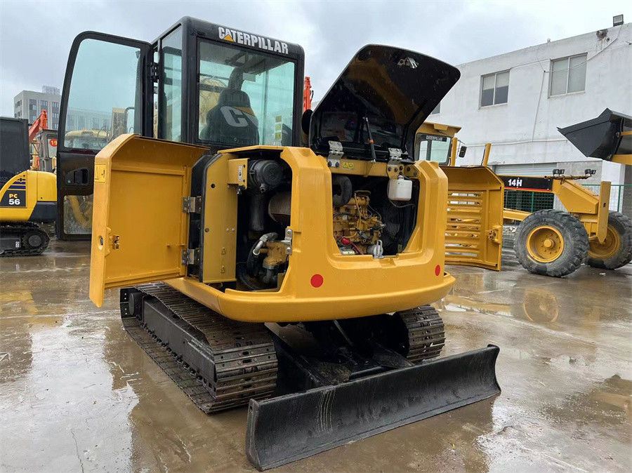 Mały koparz CAT 305.5E2 Używany hydrauliczny koparz o masie 5 ton z ostrzem