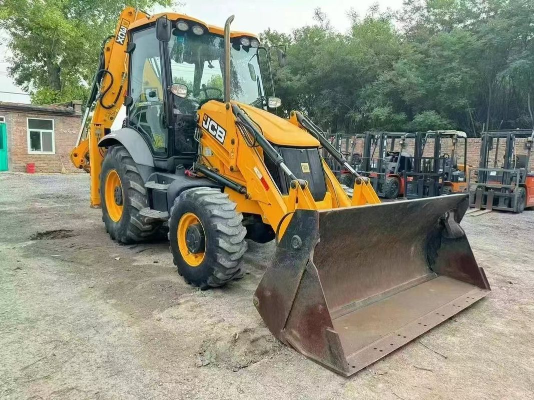 Wykorzystany ładowarka JCB 3CX z podzielonymi wiadrowymi ramionami