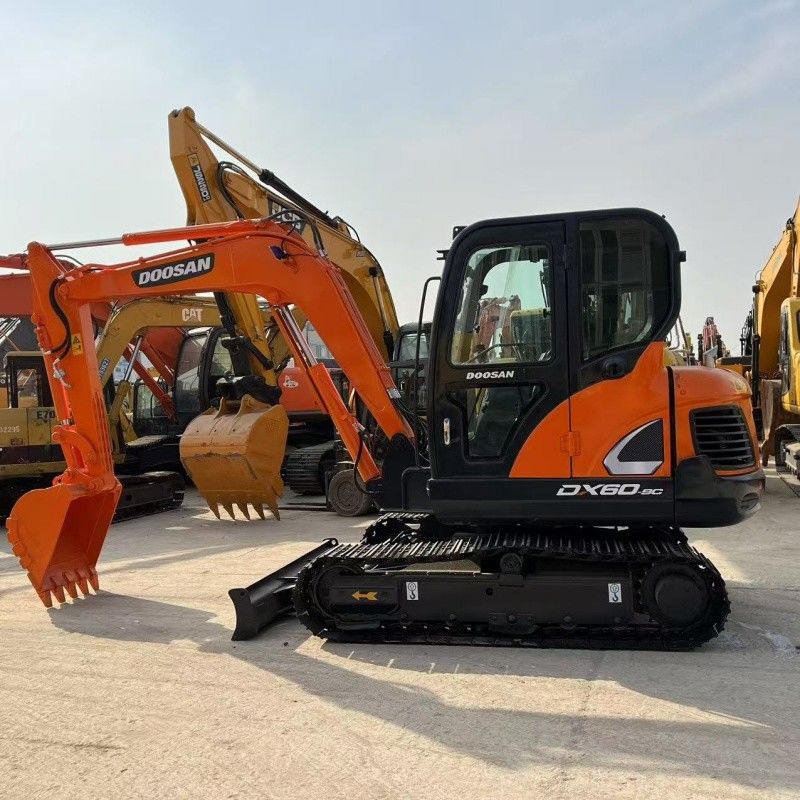 Małe 6tonowe koparki Doosan DX60 pochodzenia koreańskiego z ostrzem i łamaczem linia młot