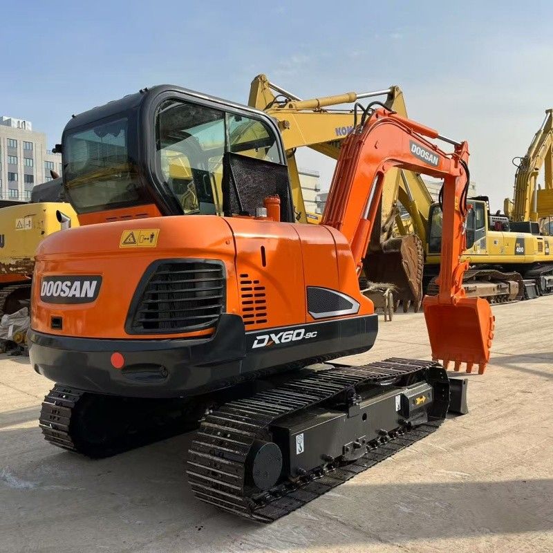 Małe 6tonowe koparki Doosan DX60 pochodzenia koreańskiego z ostrzem i łamaczem linia młot