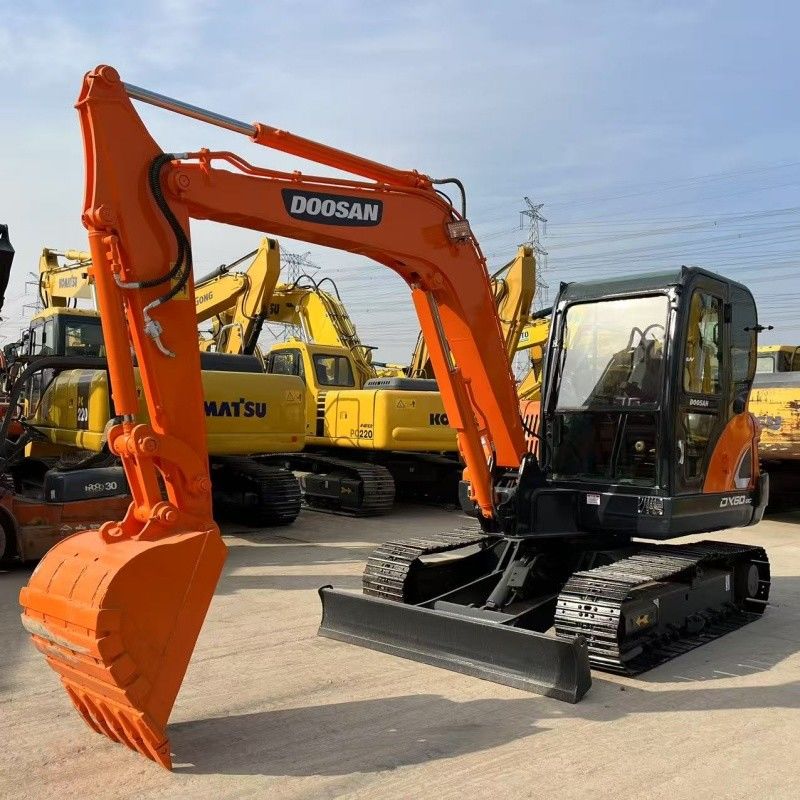 Małe 6tonowe koparki Doosan DX60 pochodzenia koreańskiego z ostrzem i łamaczem linia młot