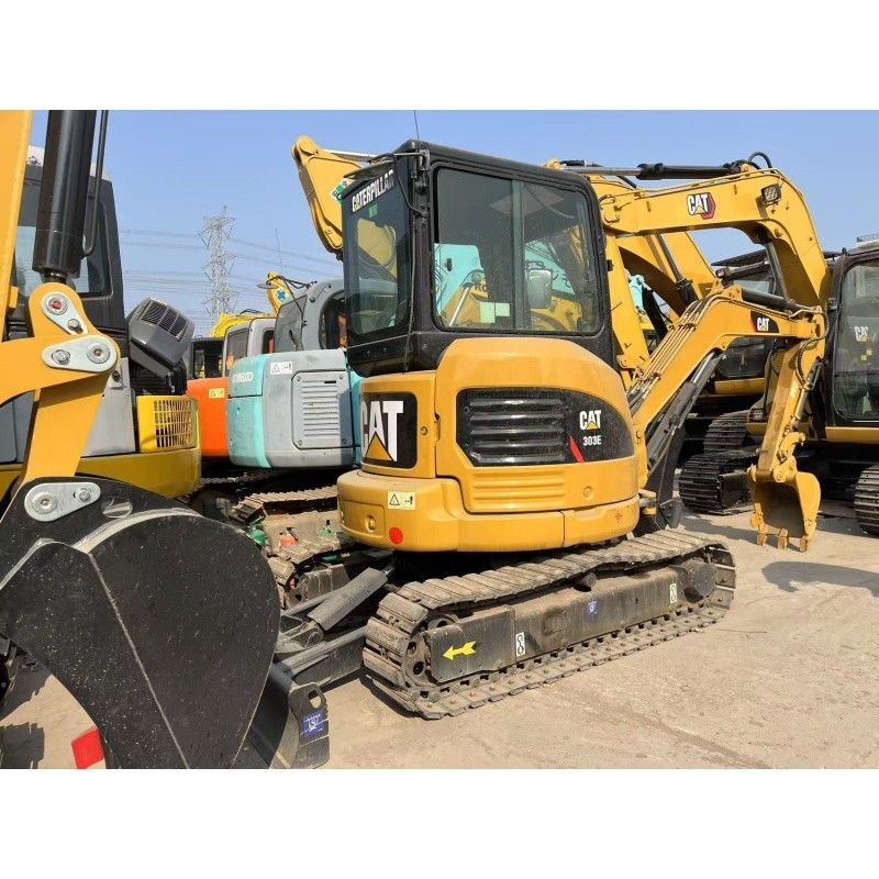 Wykorzystane małe koparki CAT 303E do małych placówek budowlanych i ciasnych przestrzeni