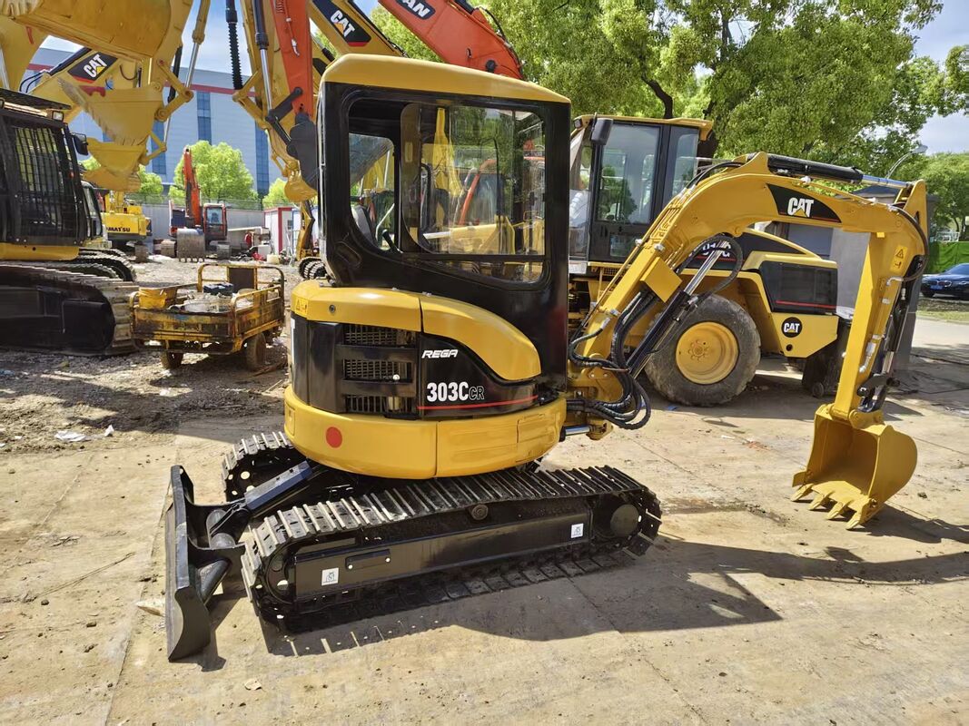 Używane koparki CAT 303C CR oferują dużą siłę kopania i responsywną hydraulikę, idealne do prac krajobrazowych i użyteczności publicznej.