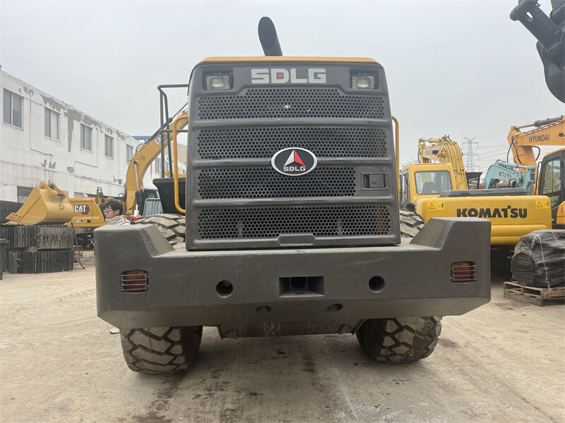 W dobrym stanie używany ładowarka SDLG L958F z silnikiem o mocy 178 kW, masą roboczą 6000 kg i modelem 2024 roku.