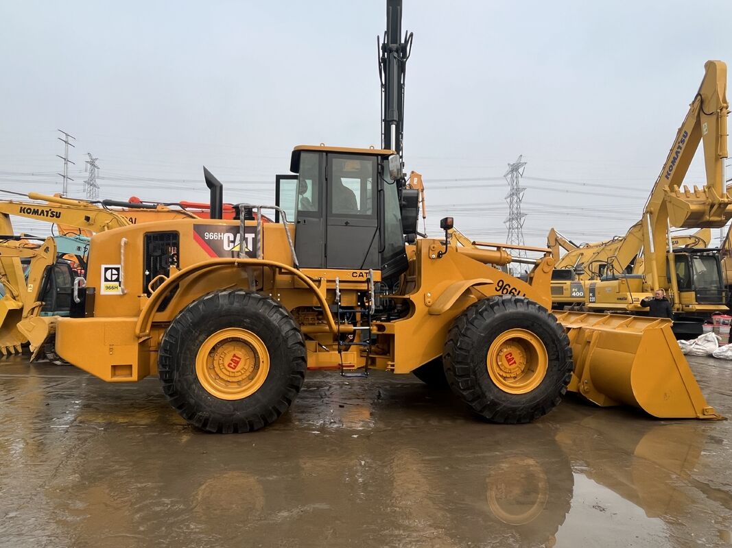 Używany ładowarka kołowa CAT 966H z dużą siłą wybicia i solidnym układem napędowym zapewniającą wydajność w trudnych warunkach przemysłowych