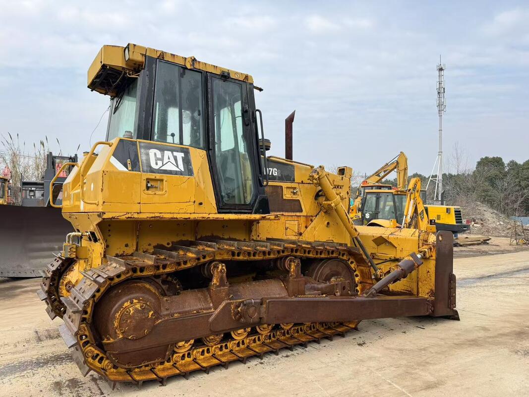 Ciężki używany buldozer CAT D7G ze stabilną kontrolą ostrza i doskonałą równowagą nadaje się do trudnych prac budowlanych i przemieszczania ziemi