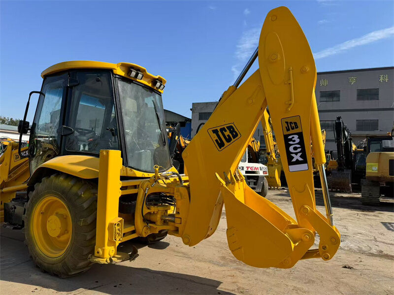 Stosowany JCB 3CX Backhoe Loader o pojemności wiadra 1,1m3, mocy 81kw i rocznej gwarancji